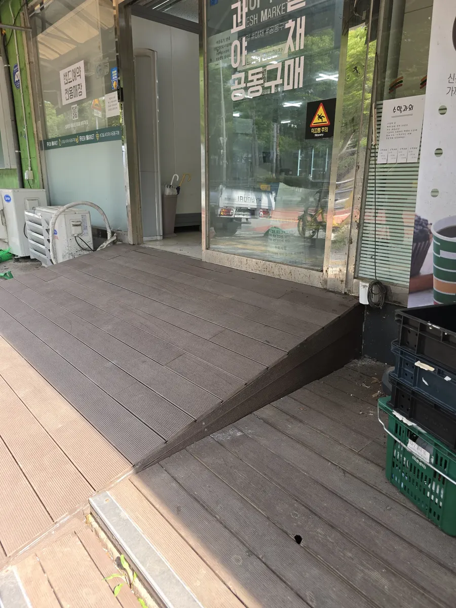 상가 입구 합성목재 바닥데크 신규 시공 현장