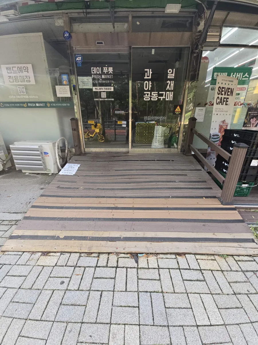 상가 바닥데크 시공 철거 전 노후 목재 데크