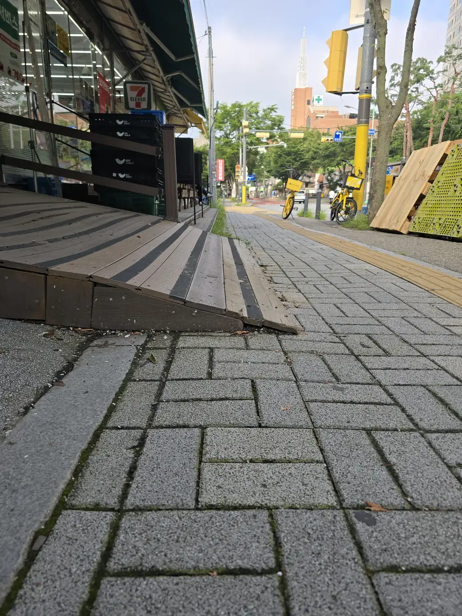 상가 입구 노후 바닥데크 철거 시공 전