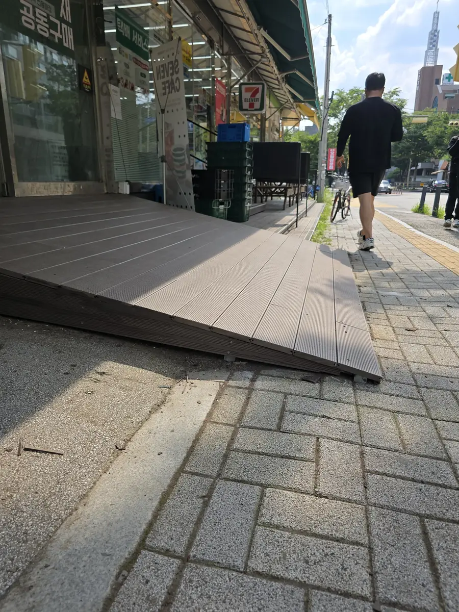 바닥데크 시공 시공을 마친 상가 입구 데크
