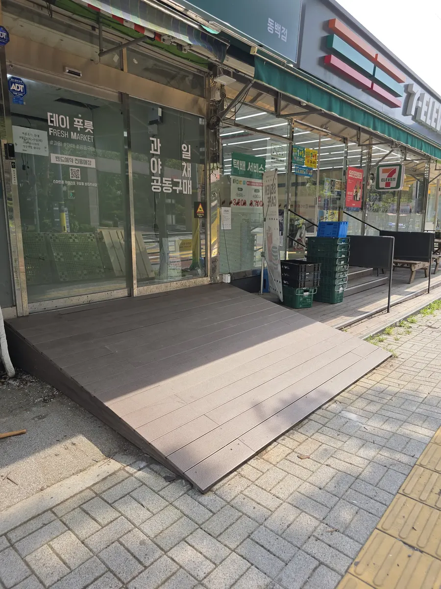 바닥데크 시공 정리를 마친 완료 현장